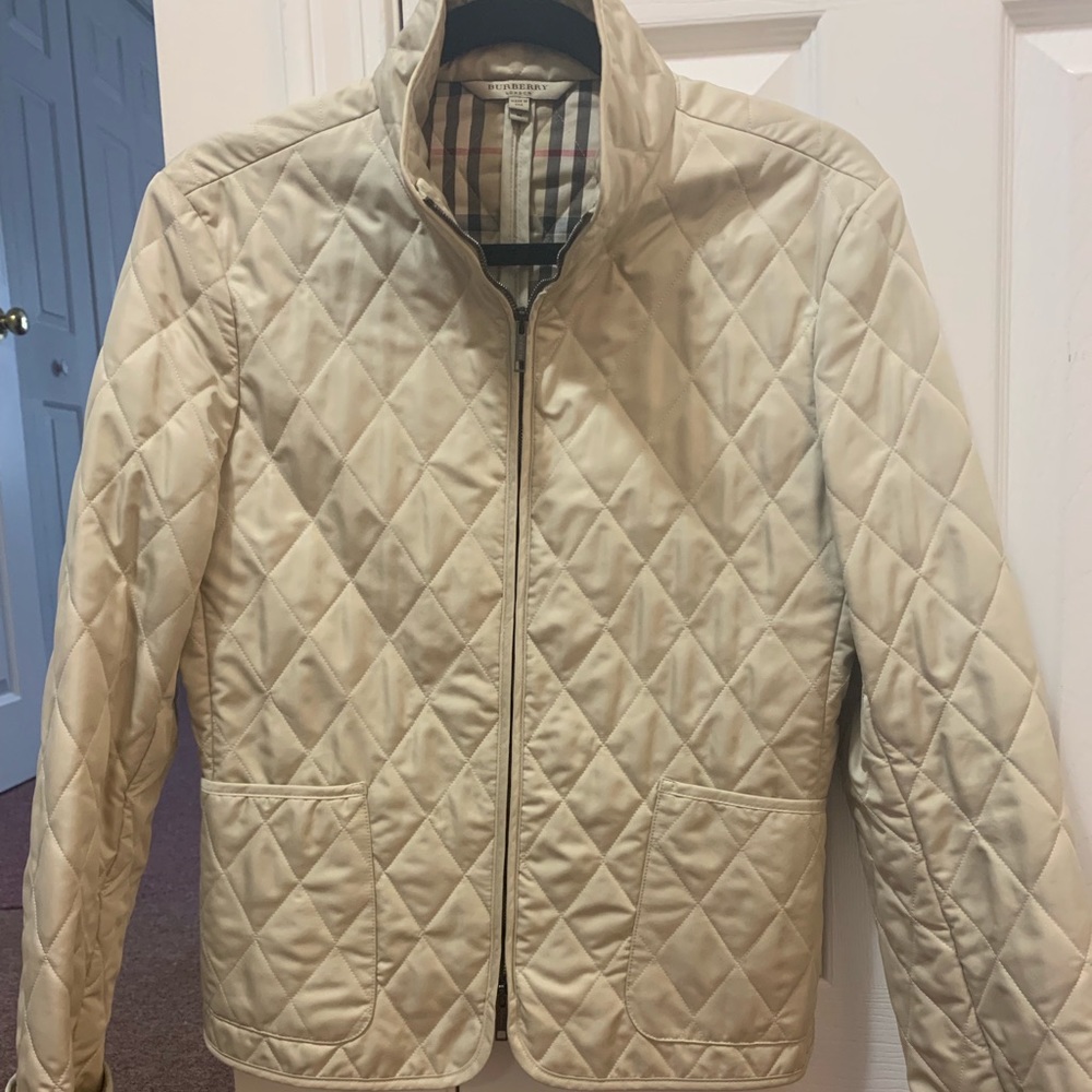 ***Practically new*** Burberry barn coat! Size M.